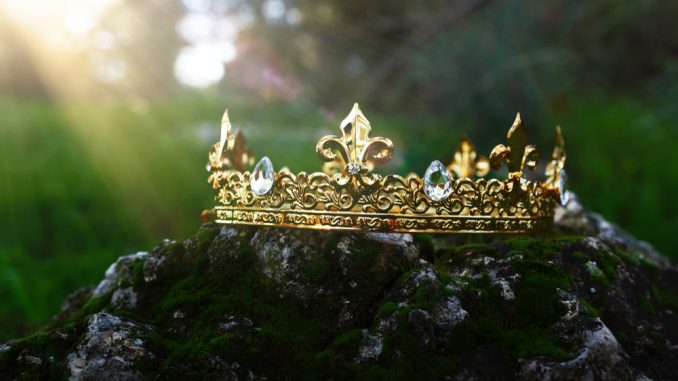 Mysterious,And,Magical,Photo,Of,Gold,King,Crown,Over,The