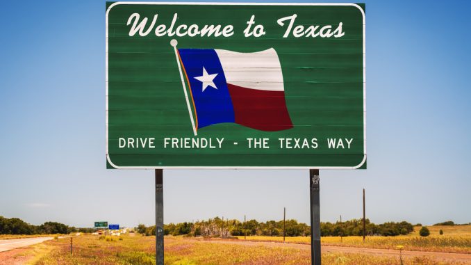 Welcome,To,Texas,State,Road,Sign,At,The,State,Border